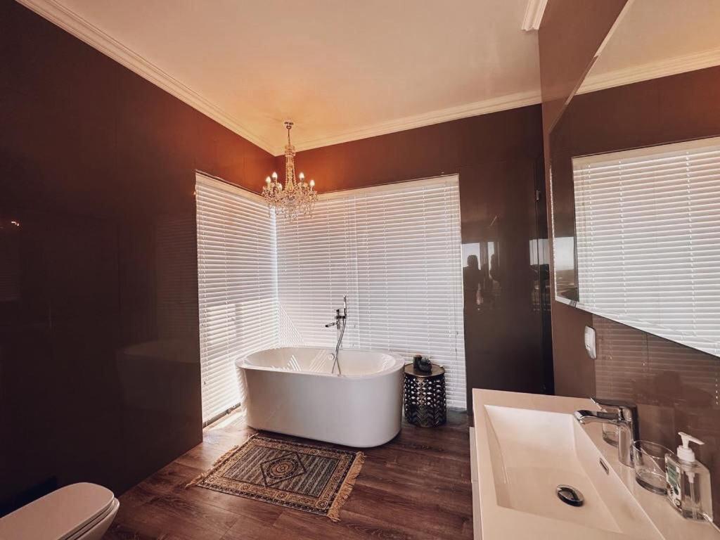 Luxury Home Located On Pinnacle Point Golf Estate 모젤베이 외부 사진