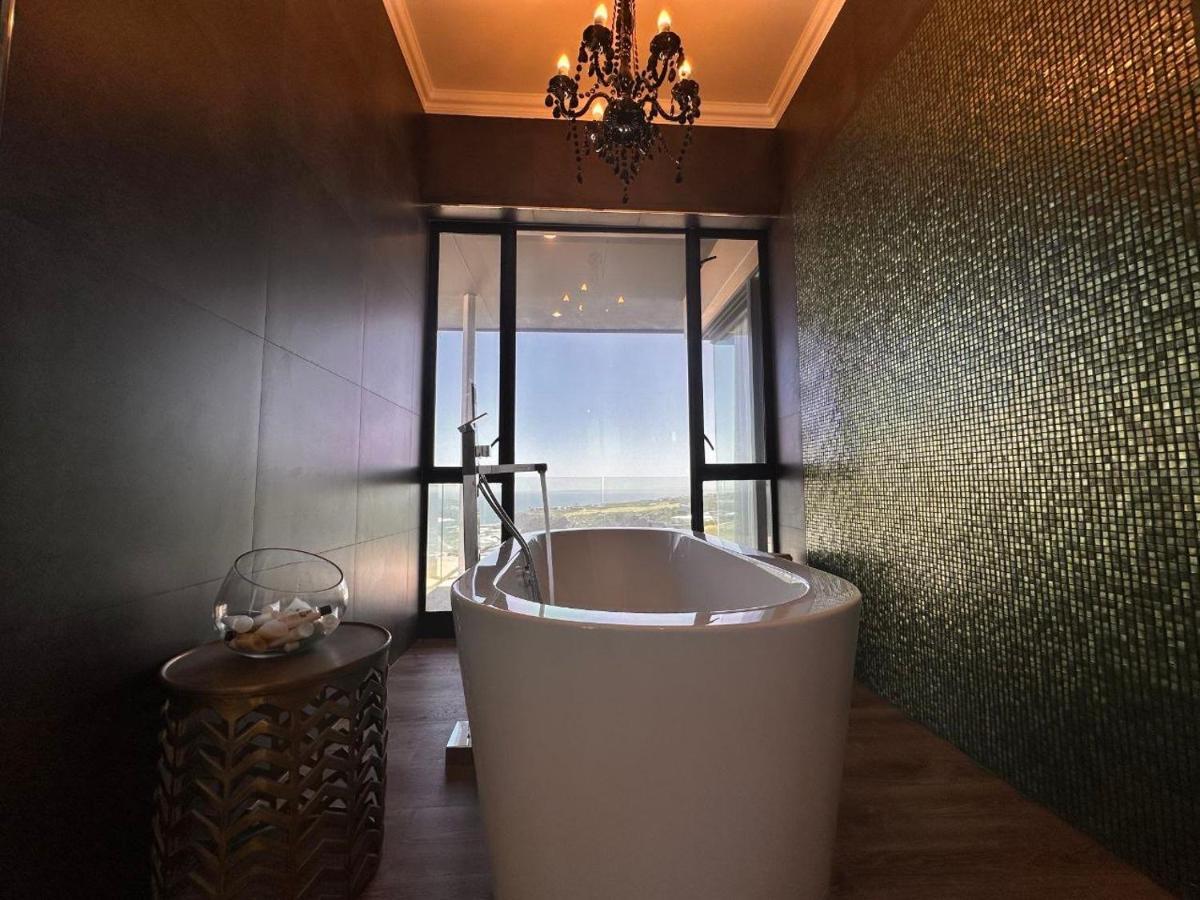 Luxury Home Located On Pinnacle Point Golf Estate 모젤베이 외부 사진